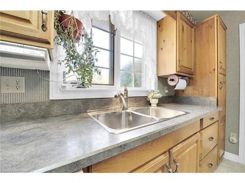 33 Brookfield Boulevard, Dunnville, ON - Indoor Photo Showing Kitchen With Double Sink