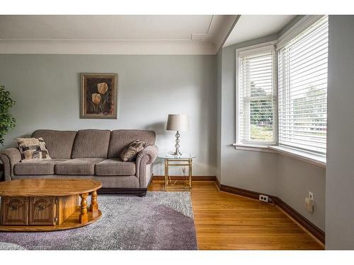 360 East 34Th Street, Hamilton, ON - Indoor Photo Showing Living Room