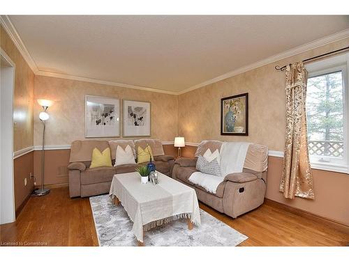 102 Huntingwood Avenue, Hamilton, ON - Indoor Photo Showing Living Room