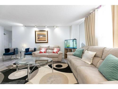 912-1950 Kennedy Road, Scarborough, ON - Indoor Photo Showing Living Room