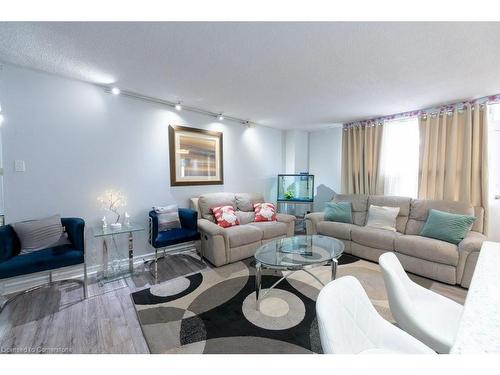 912-1950 Kennedy Road, Scarborough, ON - Indoor Photo Showing Living Room