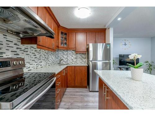 912-1950 Kennedy Road, Scarborough, ON - Indoor Photo Showing Kitchen With Upgraded Kitchen