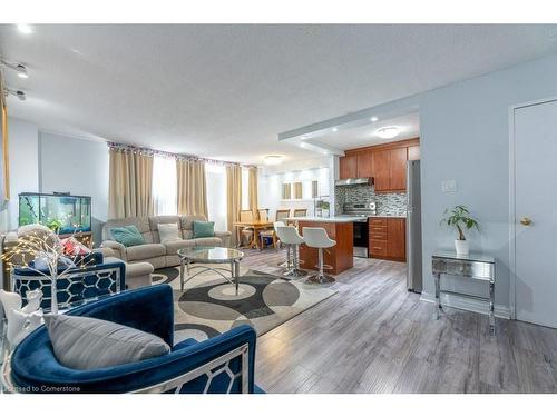 912-1950 Kennedy Road, Scarborough, ON - Indoor Photo Showing Living Room