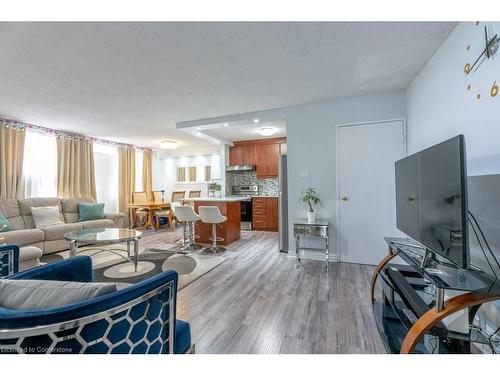 912-1950 Kennedy Road, Scarborough, ON - Indoor Photo Showing Living Room