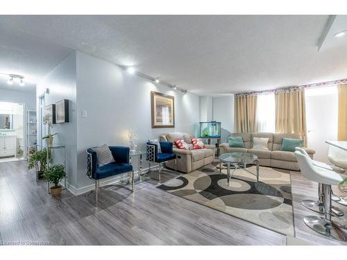 912-1950 Kennedy Road, Scarborough, ON - Indoor Photo Showing Living Room