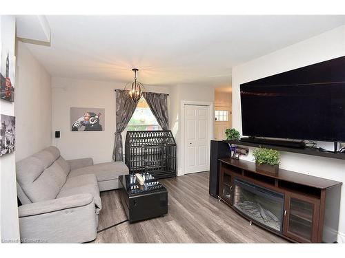 215 Rosslyn Avenue N, Hamilton, ON - Indoor Photo Showing Living Room