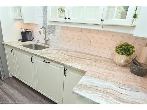 215 Rosslyn Avenue N, Hamilton, ON - Indoor Photo Showing Kitchen