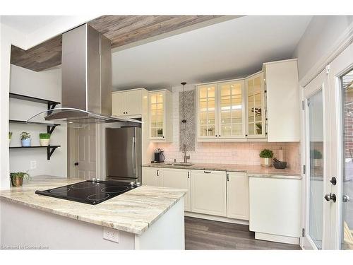 215 Rosslyn Avenue N, Hamilton, ON - Indoor Photo Showing Kitchen