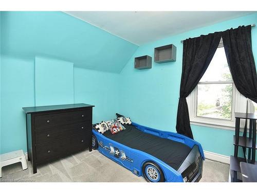 215 Rosslyn Avenue N, Hamilton, ON - Indoor Photo Showing Bedroom