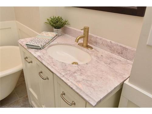 215 Rosslyn Avenue N, Hamilton, ON - Indoor Photo Showing Bathroom