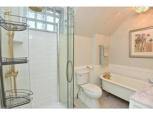 215 Rosslyn Avenue N, Hamilton, ON - Indoor Photo Showing Bathroom