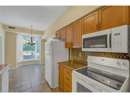 109-416 Limeridge Road E, Hamilton, ON - Indoor Photo Showing Kitchen