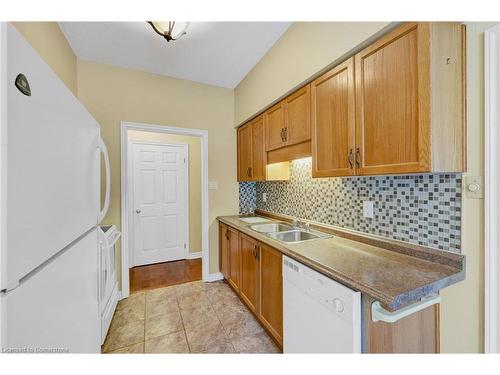 109-416 Limeridge Road E, Hamilton, ON - Indoor Photo Showing Kitchen With Double Sink