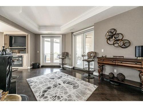 2W-174 Mountain Park Avenue, Hamilton, ON - Indoor Photo Showing Living Room