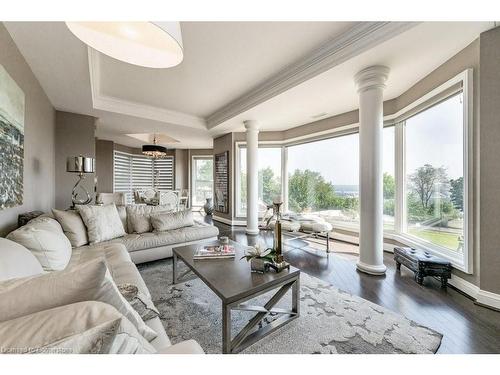 2W-174 Mountain Park Avenue, Hamilton, ON - Indoor Photo Showing Living Room