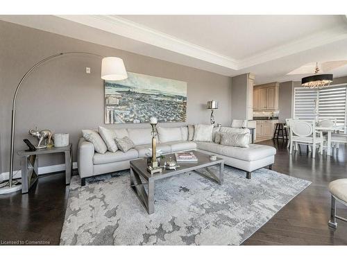 2W-174 Mountain Park Avenue, Hamilton, ON - Indoor Photo Showing Living Room