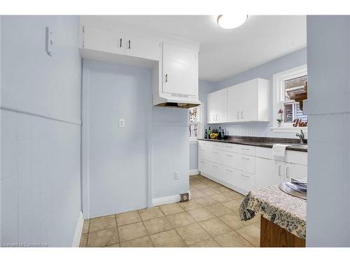 15 Verdun Avenue, St. Catharines, ON - Indoor Photo Showing Kitchen