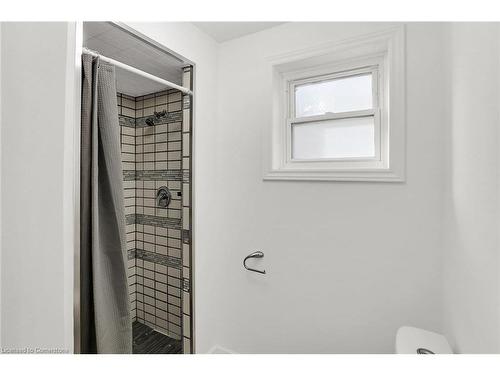 18 Merritt Crescent, Grimsby, ON - Indoor Photo Showing Bathroom