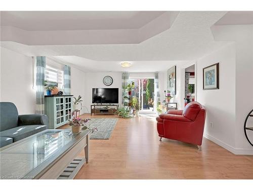 115 Provident Way, Mount Hope, ON - Indoor Photo Showing Living Room