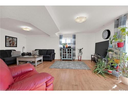 115 Provident Way, Mount Hope, ON - Indoor Photo Showing Living Room