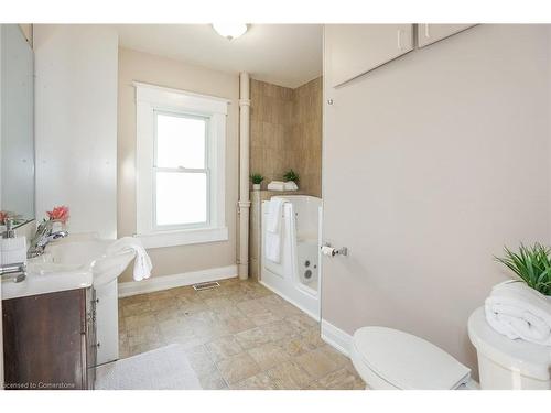 4 Mildred Avenue, St. Catharines, ON - Indoor Photo Showing Bathroom