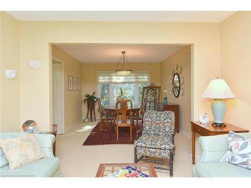 10 Jerome Park Drive, Dundas, ON - Indoor Photo Showing Living Room