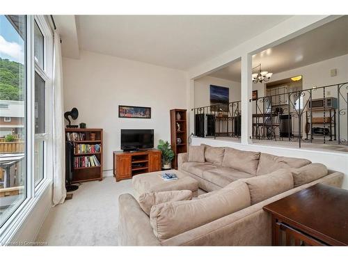 41-23 Watsons Lane, Dundas, ON - Indoor Photo Showing Living Room