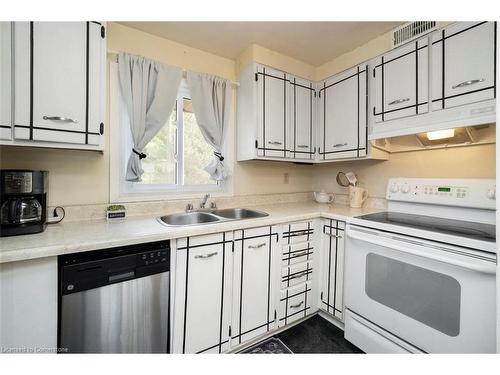 41-23 Watsons Lane, Dundas, ON - Indoor Photo Showing Kitchen With Double Sink