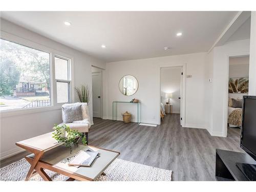 85 Walter Avenue N, Hamilton, ON - Indoor Photo Showing Living Room