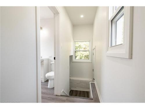 85 Walter Avenue N, Hamilton, ON - Indoor Photo Showing Bathroom