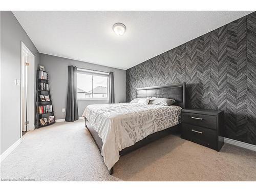 208 Lormont Boulevard, Stoney Creek, ON - Indoor Photo Showing Bedroom