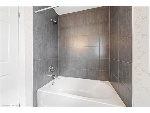 208 Lormont Boulevard, Stoney Creek, ON - Indoor Photo Showing Bathroom