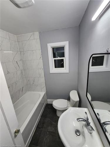 25 West 3Rd Street, Hamilton, ON - Indoor Photo Showing Bathroom