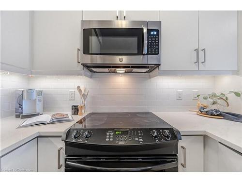 131-128 Grovewood Common, Oakville, ON - Indoor Photo Showing Kitchen With Upgraded Kitchen