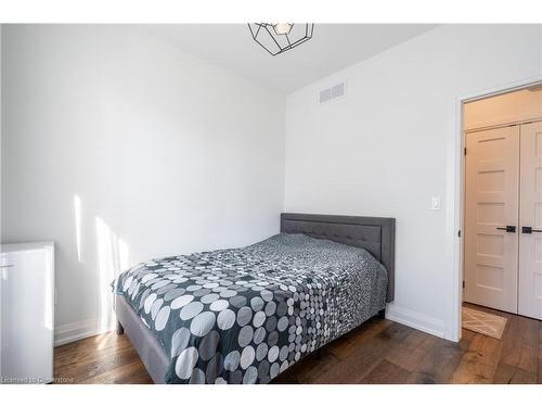 14 Charlotte Court, Welland, ON - Indoor Photo Showing Bedroom