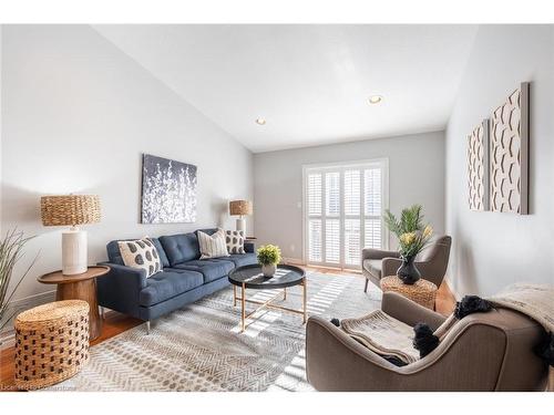 11-222 Fellowes Crescent, Waterdown, ON - Indoor Photo Showing Living Room