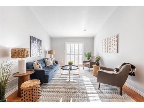 11-222 Fellowes Crescent, Waterdown, ON - Indoor Photo Showing Living Room