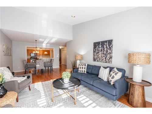 11-222 Fellowes Crescent, Waterdown, ON - Indoor Photo Showing Living Room