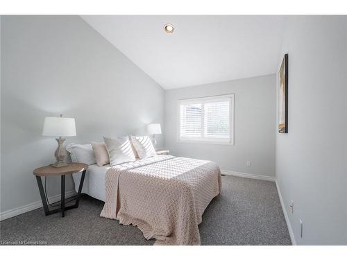 11-222 Fellowes Crescent, Waterdown, ON - Indoor Photo Showing Bedroom