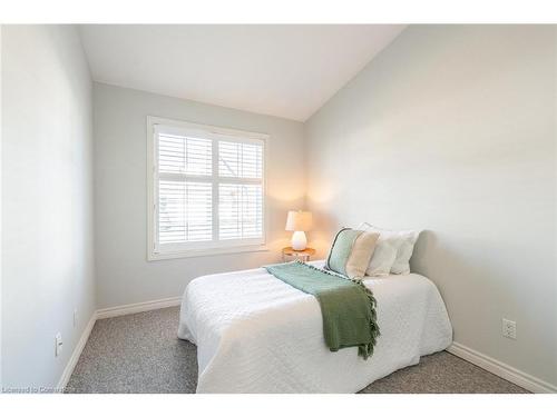 11-222 Fellowes Crescent, Waterdown, ON - Indoor Photo Showing Bedroom