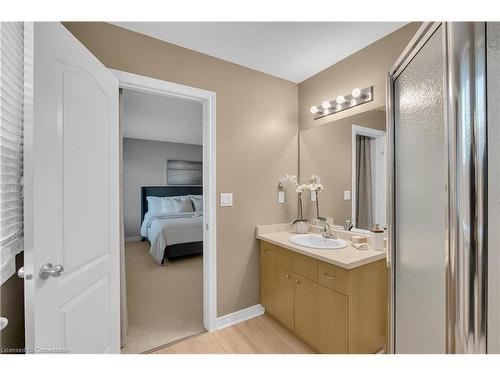 19-40 Dartmouth Gate, Stoney Creek, ON - Indoor Photo Showing Bathroom