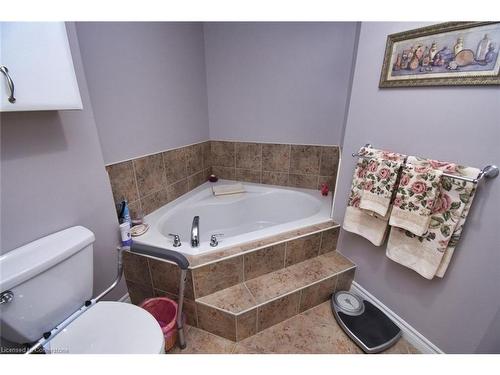 604-3000 Creekside Drive, Dundas, ON - Indoor Photo Showing Bathroom