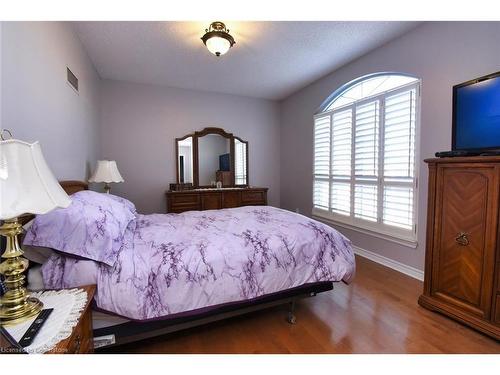 604-3000 Creekside Drive, Dundas, ON - Indoor Photo Showing Bedroom