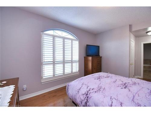 604-3000 Creekside Drive, Dundas, ON - Indoor Photo Showing Bedroom