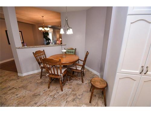 604-3000 Creekside Drive, Dundas, ON - Indoor Photo Showing Dining Room