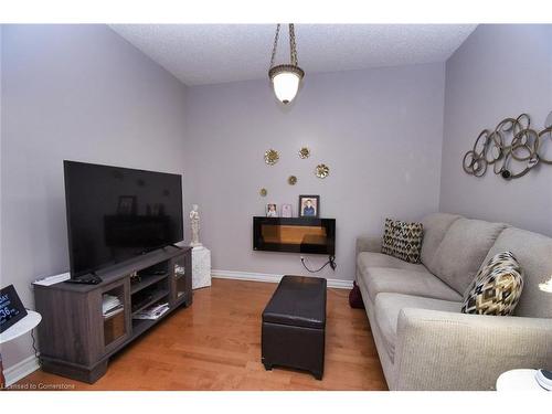 604-3000 Creekside Drive, Dundas, ON - Indoor Photo Showing Living Room