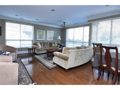 604-3000 Creekside Drive, Dundas, ON - Indoor Photo Showing Living Room