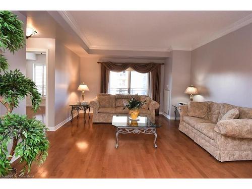 604-3000 Creekside Drive, Dundas, ON - Indoor Photo Showing Living Room