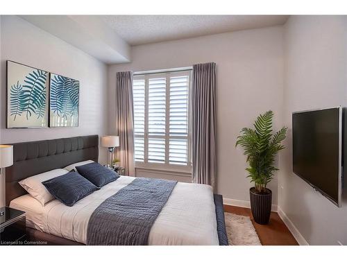 604-3000 Creekside Drive, Dundas, ON - Indoor Photo Showing Bedroom