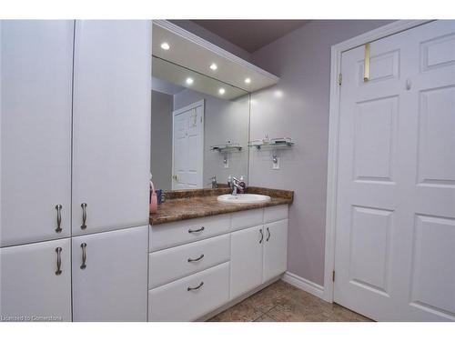 604-3000 Creekside Drive, Dundas, ON - Indoor Photo Showing Bathroom